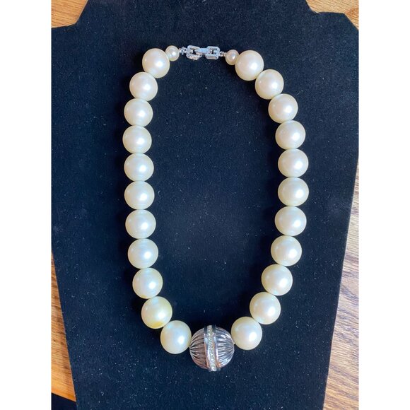 Givenchy 16" Vintage Imitation Pearl Necklace With Rhinestone Clasp - Picture 2 of 9